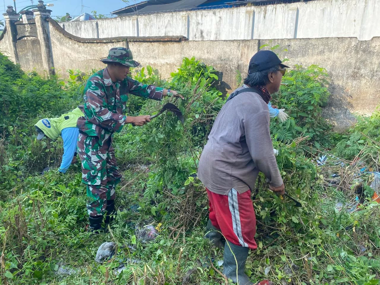 Babinsa dan Warga Kerja Bakti Bersihkan Bantaran Sungai di Ploso