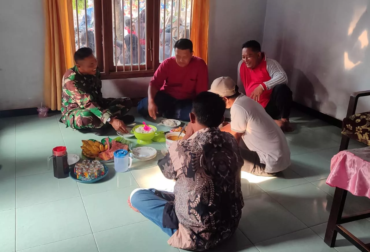 Babinsa Mojowarno Intensifkan Komsos dengan Warga Sukomulyo