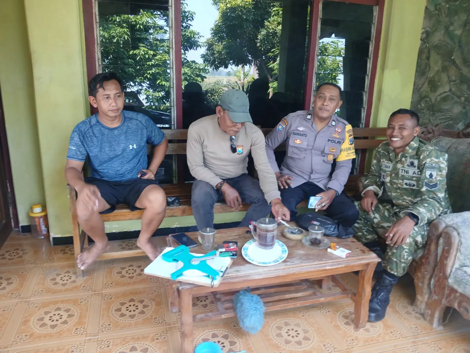 Babinsa dan Bhabinkamtibmas Jombang Gencarkan Komsos Jaga Kamtibmas