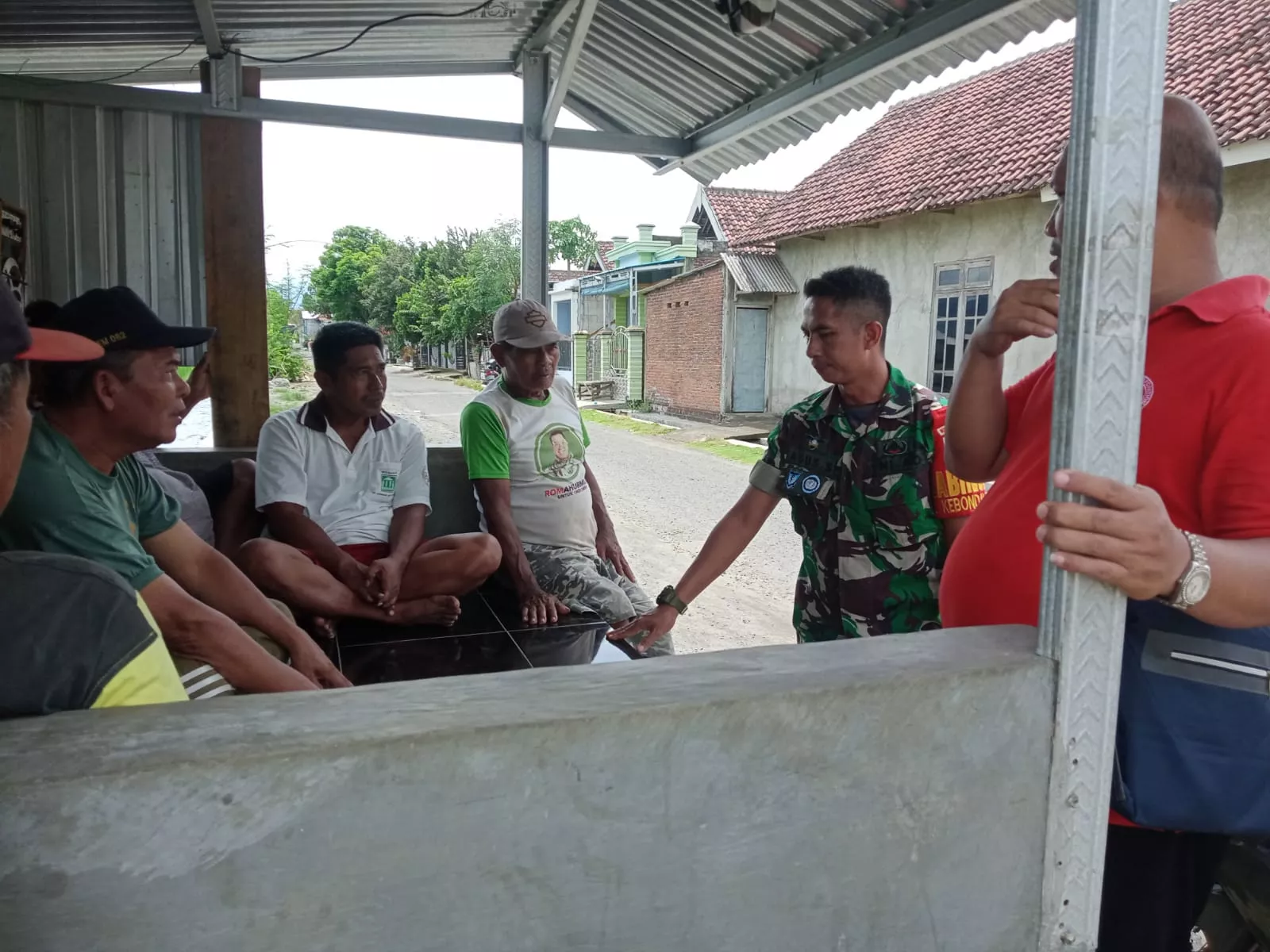 Babinsa Bareng Sertu Agus Komsos dengan Warga Kebondalem