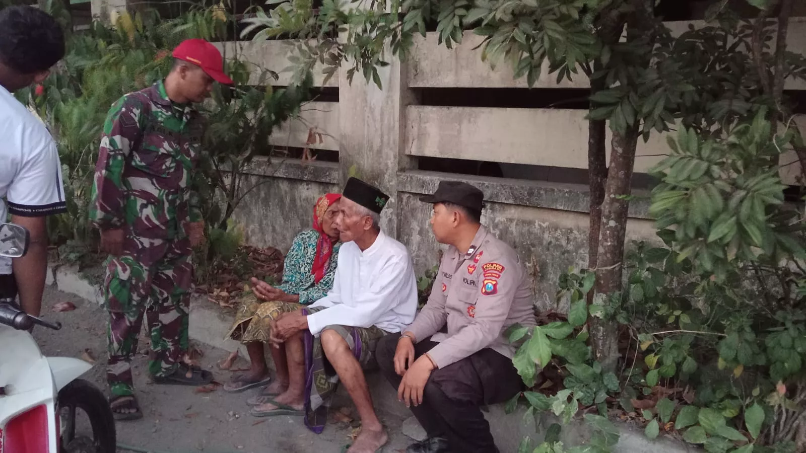 Babinsa Tembelang Gelar Komsos dengan Warga Desa