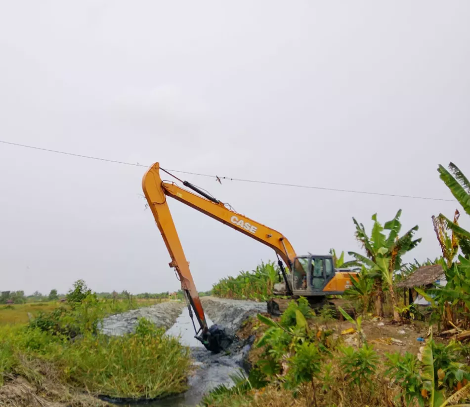 PUPR Rohil Kerahkan Excavator Normalisasi Drainase Atasi Genangan di Bangko