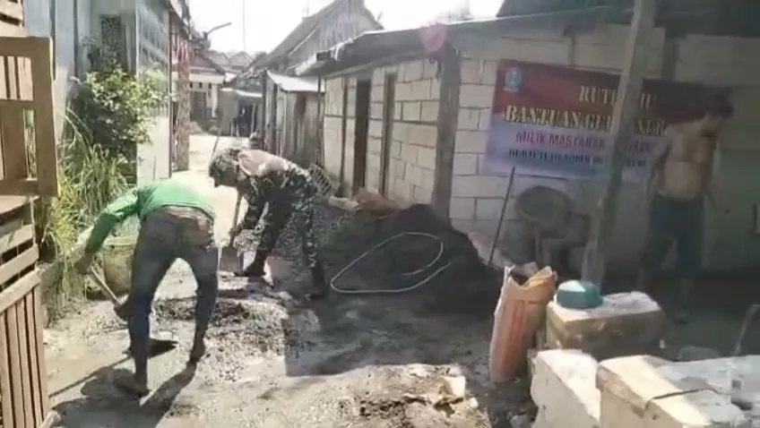 Babinsa Koramil Kudu Bantu Perbaikan Rumah Warga Katemas