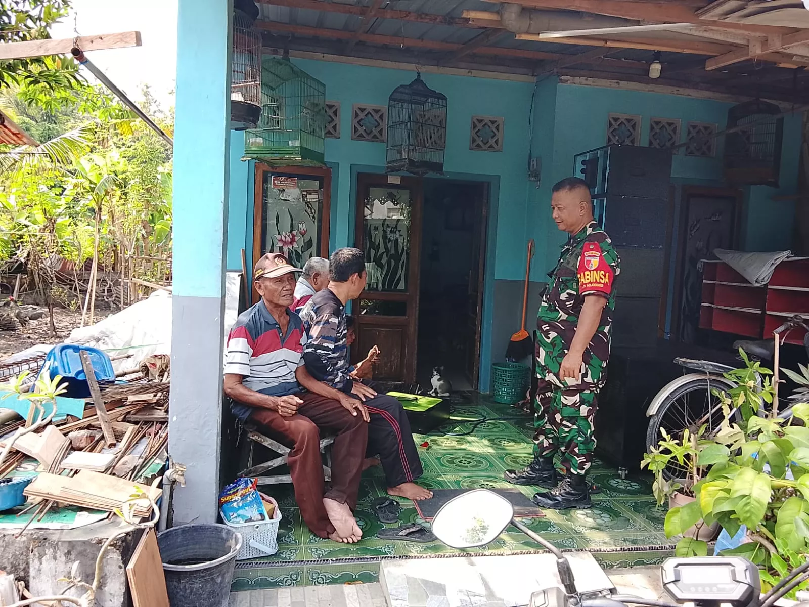 Babinsa Koramil Mojowarno Intensifkan Komsos dengan Warga Mojoduwur