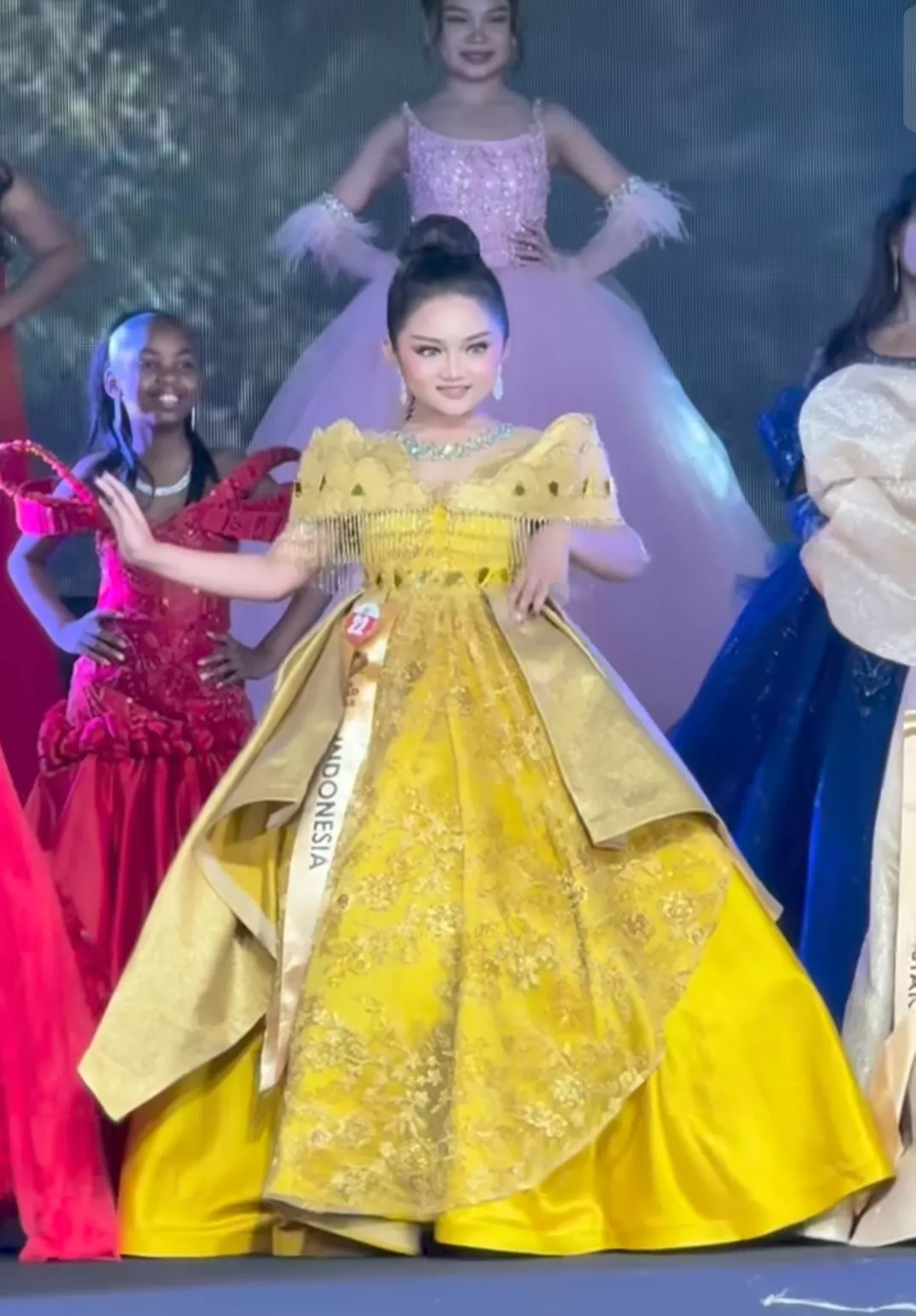 Azima Saputri Raih Juara Kedua Putri Junior Model Internasional di Bangkok