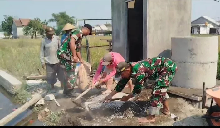 Babinsa Kesamben Bantu Petani Bangun Sumur Bor Irigasi di Podoroto
