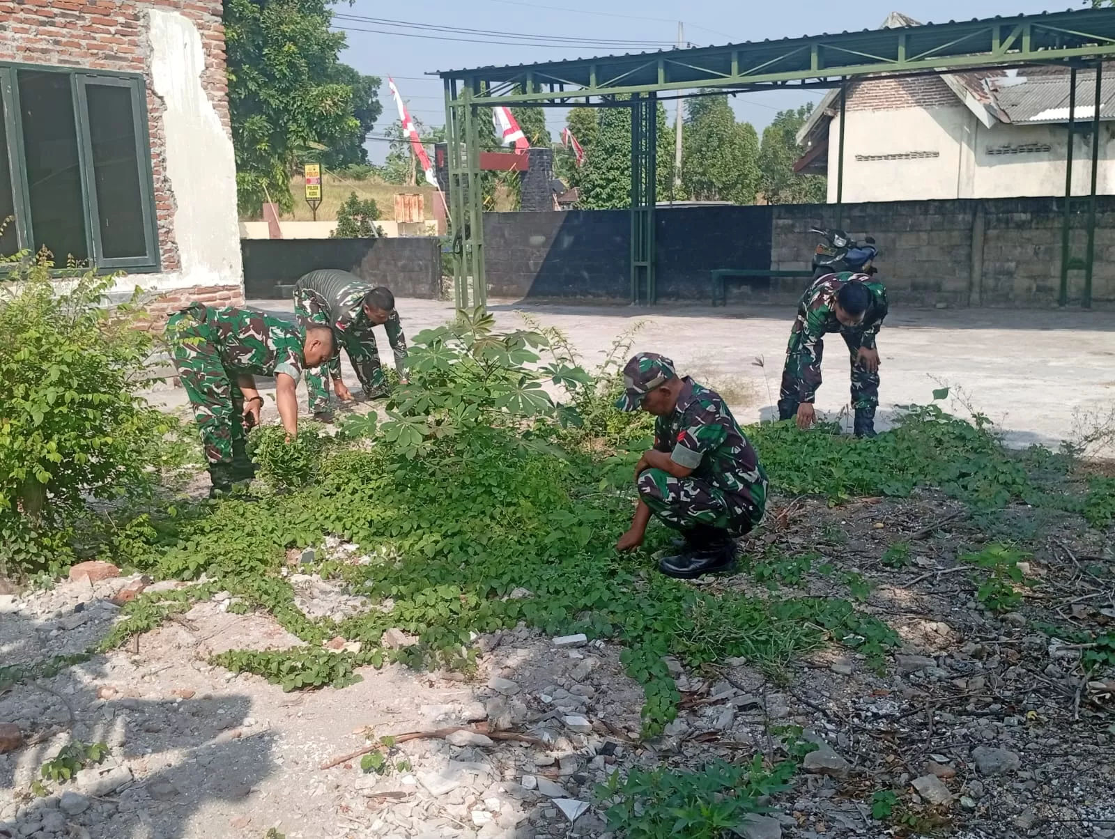 Koramil Kudu Karya Bakti Bersih-Bersih Pangkalan