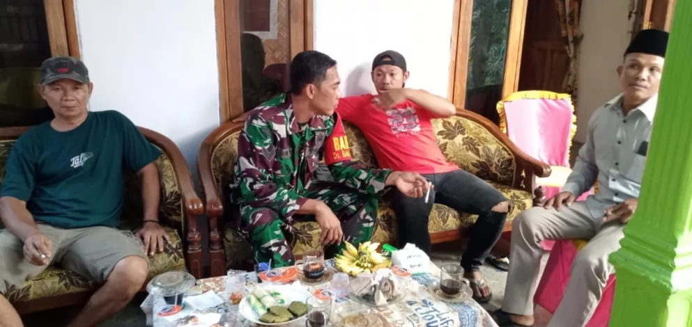 Babinsa Koramil Bareng Intensifkan Komsos dengan Warga Banjaragung
