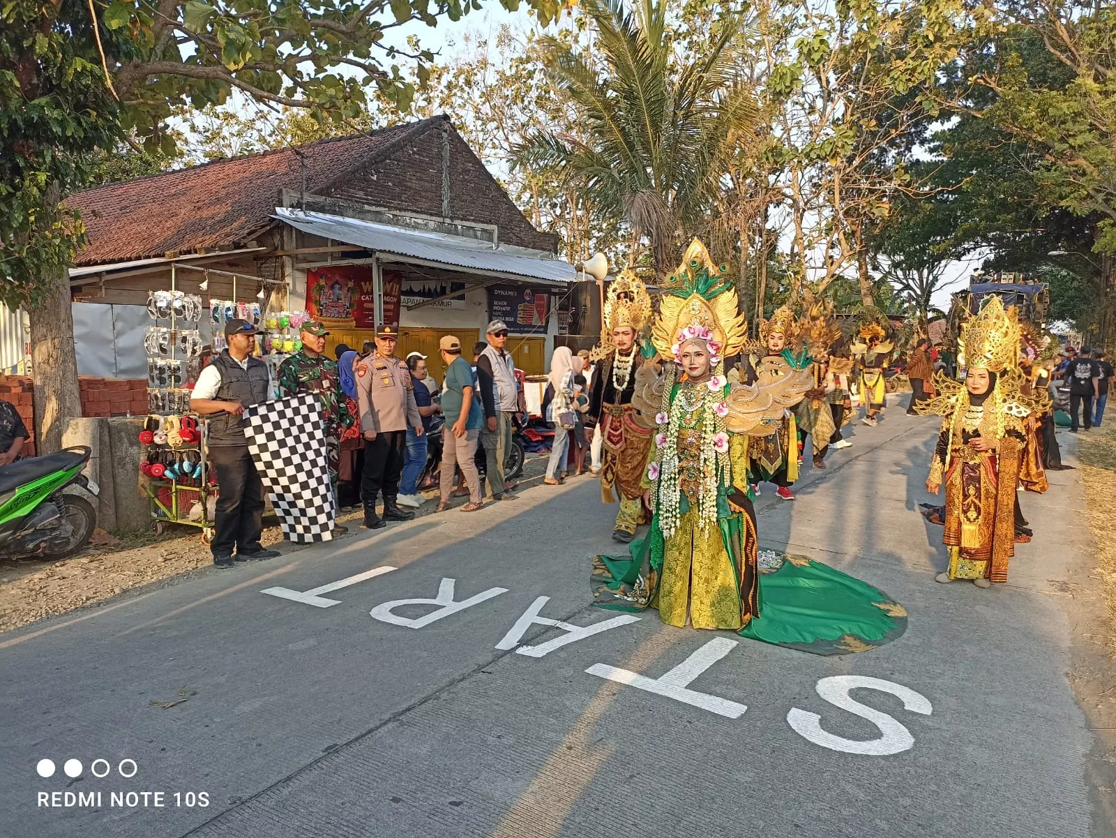 Babinsa Koramil Plandaan Amankan Karnaval Desa