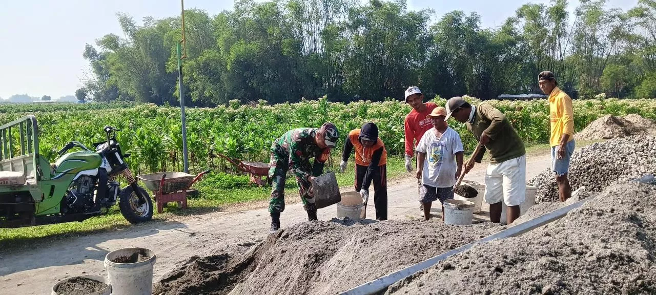 Babinsa dan Warga Sumbergondang Bangun Saluran Irigasi
