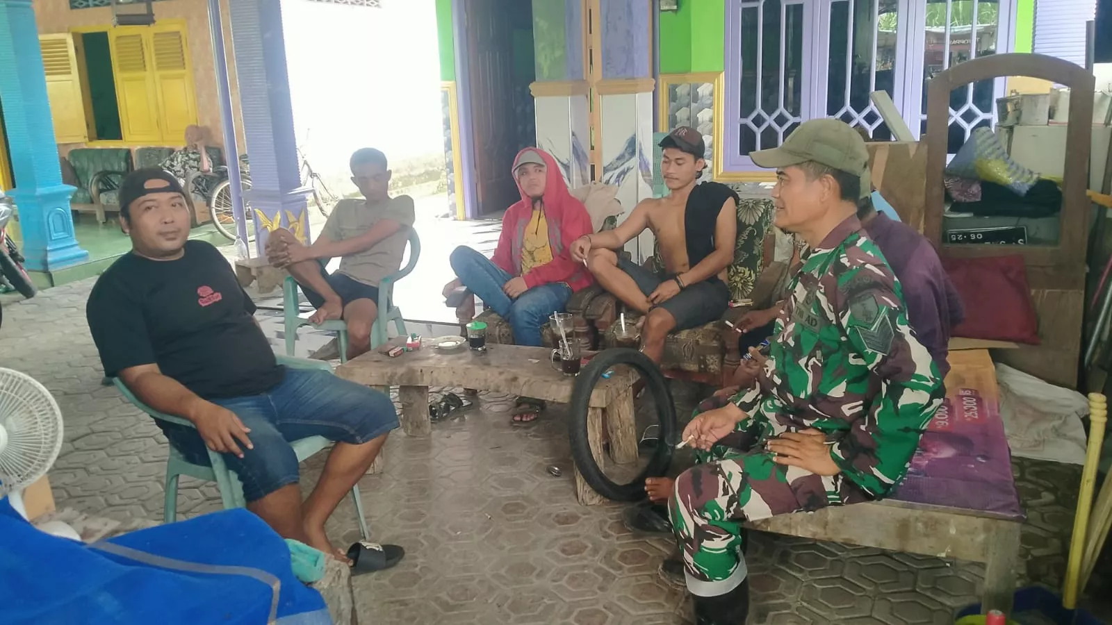 Serma Arifin Komsos dengan Warga Sukosari