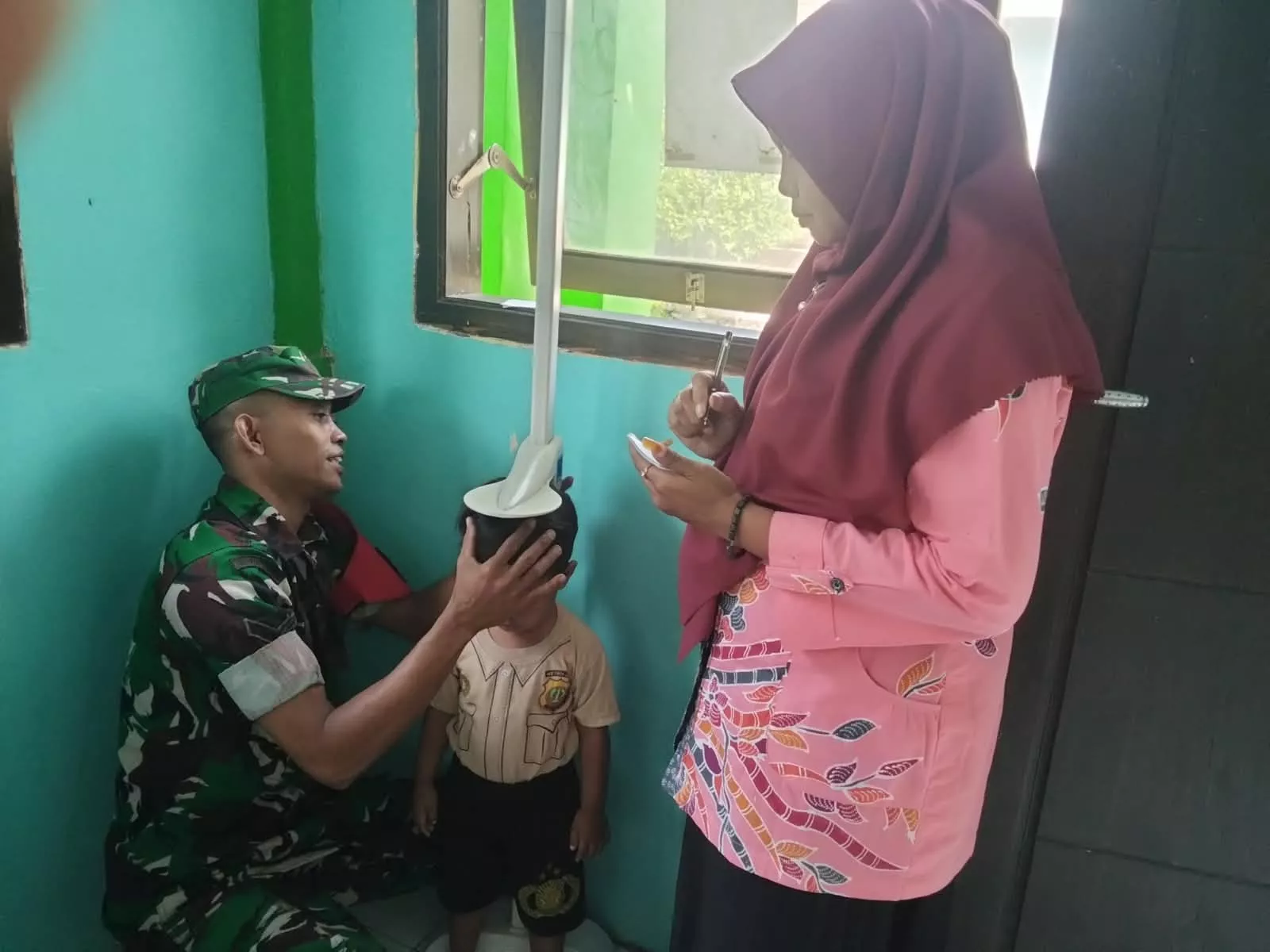 Babinsa Koramil Mojowarno Dukung Posyandu di Desa Selorejo