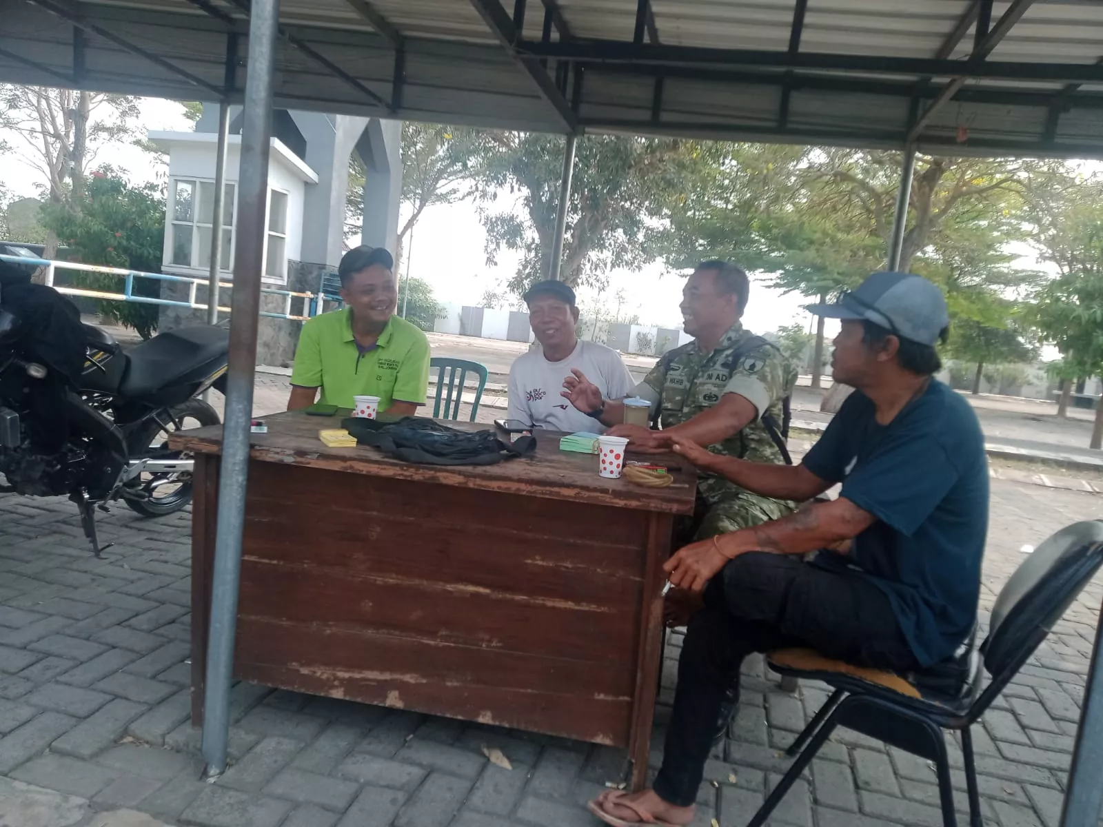 Babinsa Diwek Intensifkan Komsos dengan Warga Desa Cukir