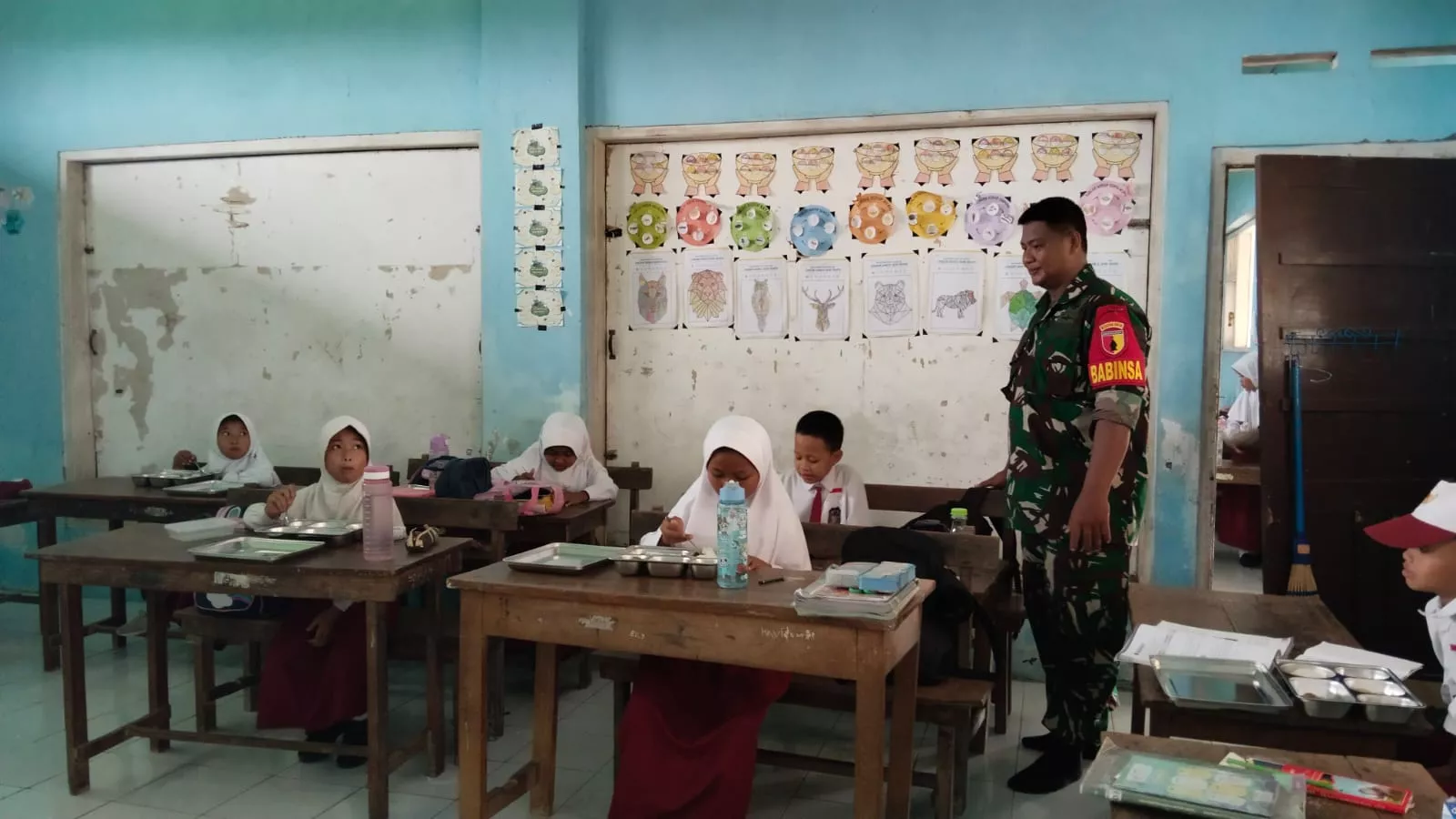 Koptu Rohmad Dampingi Penyaluran MBG di SDN 1 Pagerwojo Jombang