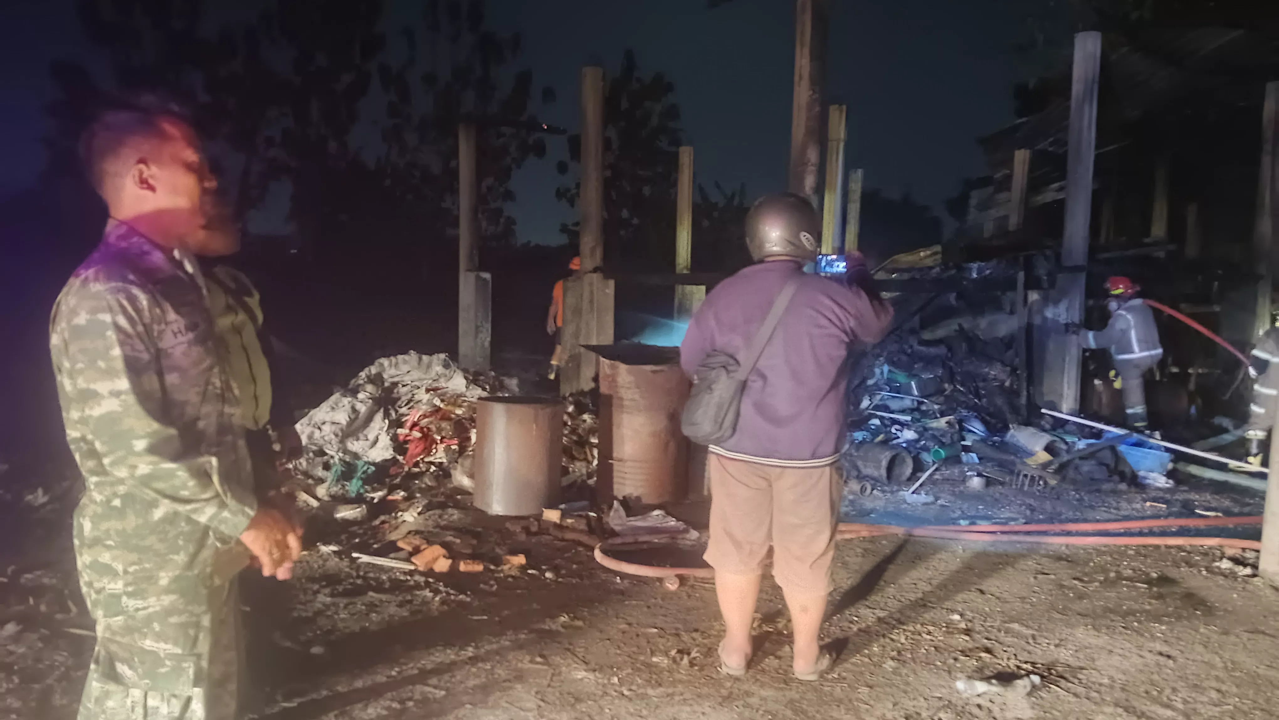 Anggota Koramil Mojoagung Bersama Tim BPBD Evakuasi Korban Kebakaran di Gudang Desa Murukan
