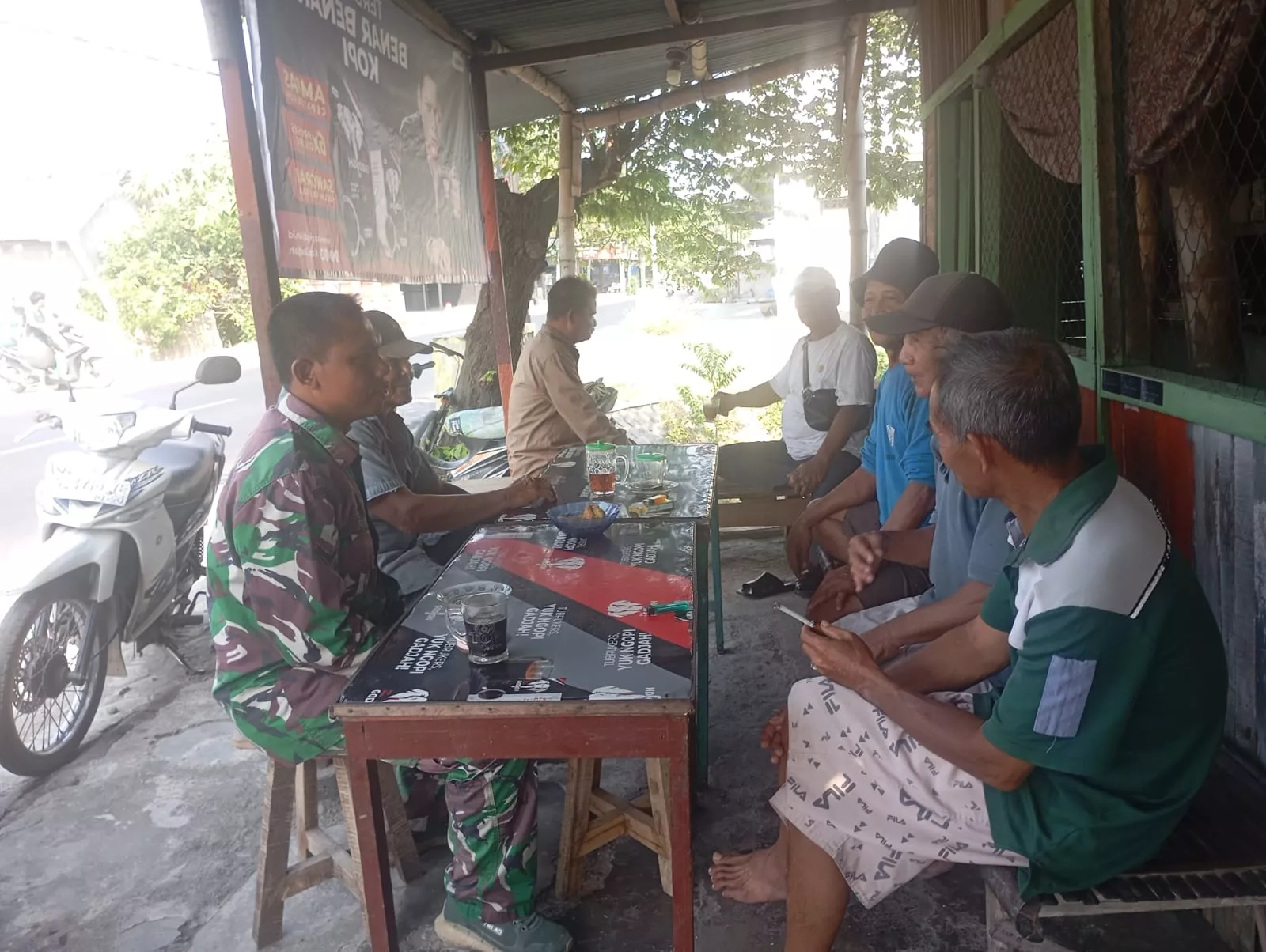 Babinsa Koramil Diwek Tingkatkan Komsos dengan Warga Desa Brambang