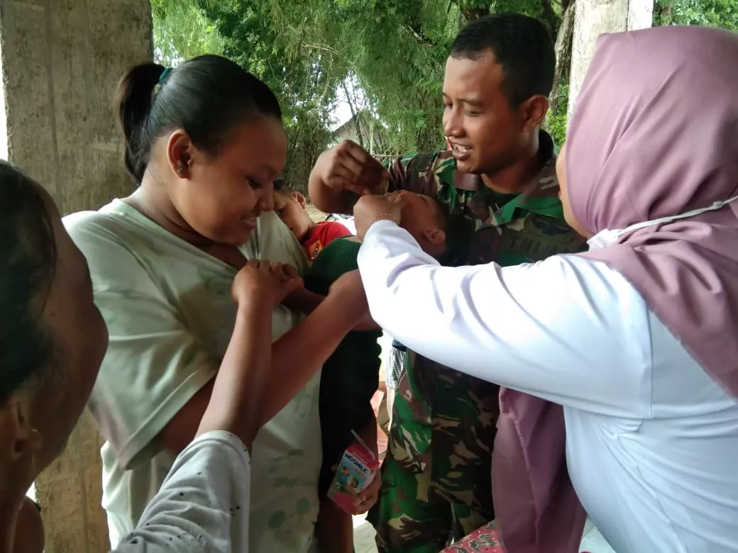 Babinsa Koramil Ploso Dampingi Pelayanan Posyandu Lansia di Desa Gedongombo