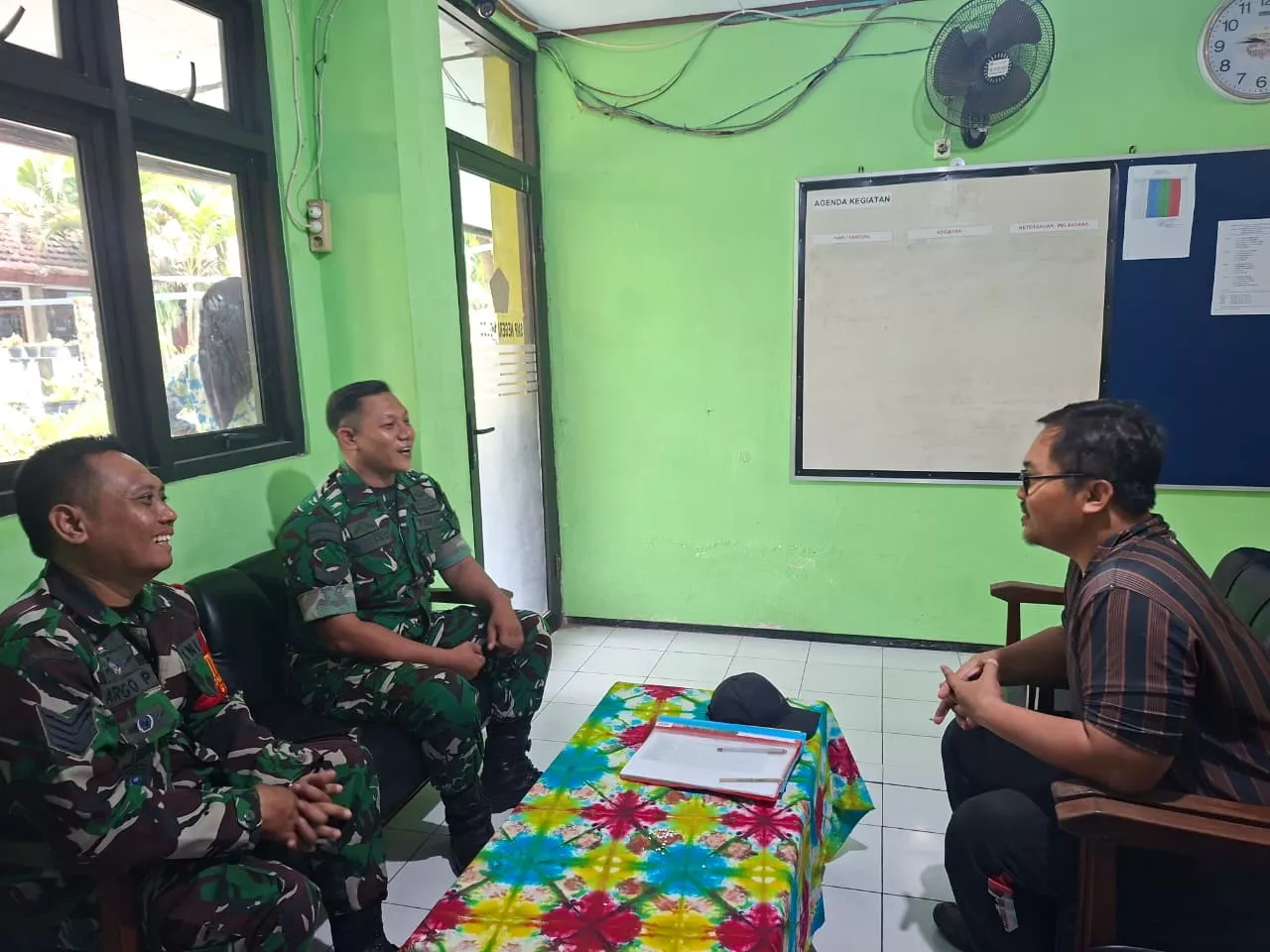 Babinsa Koramil Gudo Sambangi SMPN 1 Gudo