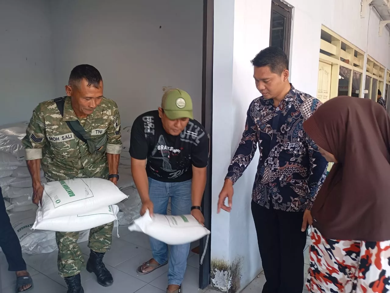 Babinsa Dampingi Penyaluran Bantuan Pangan di Desa Krembangan
