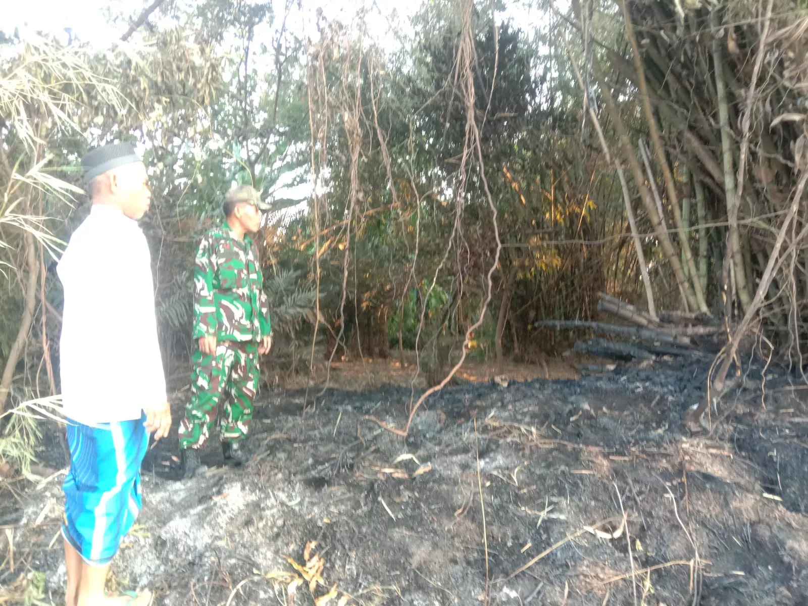 Babinsa Tembelang Bantu Warga Padamkan Kebakaran di Jombang