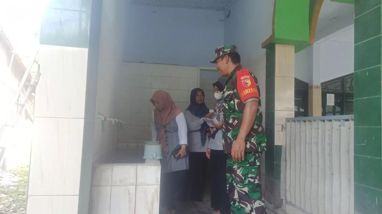 Babinsa Mojowarno Dampingi PSN Cegah DBD di Desa Wringinpitu