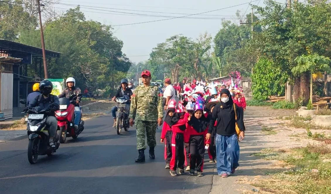 Babinsa Ngoro Kawal Jalan Sehat di SDN 1 Kertorejo