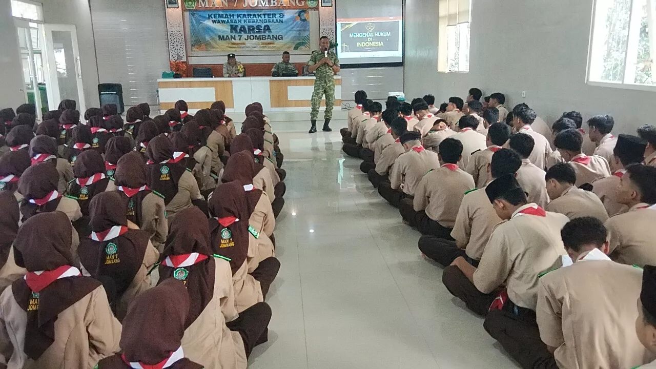 Babinsa Koramil Kudu Beri Pembekalan Wasbang ke Pelajar MAN 7 Jombang
