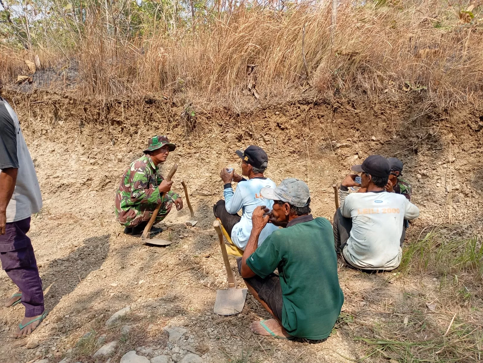 Babinsa Koramil Kabuh Lakukan Komsos dengan Petani di Banjardowo