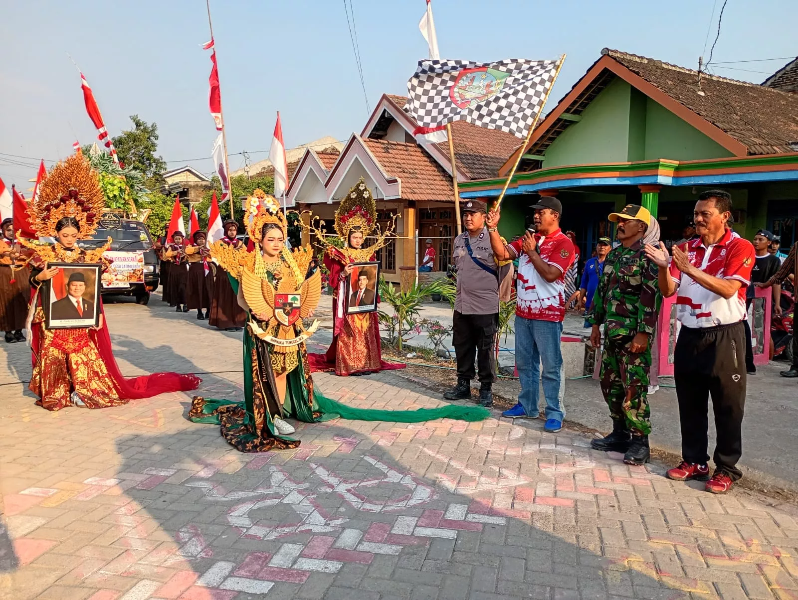 Babinsa Koramil Plandaan Kawal Karnaval di Desa Jati Mlerek