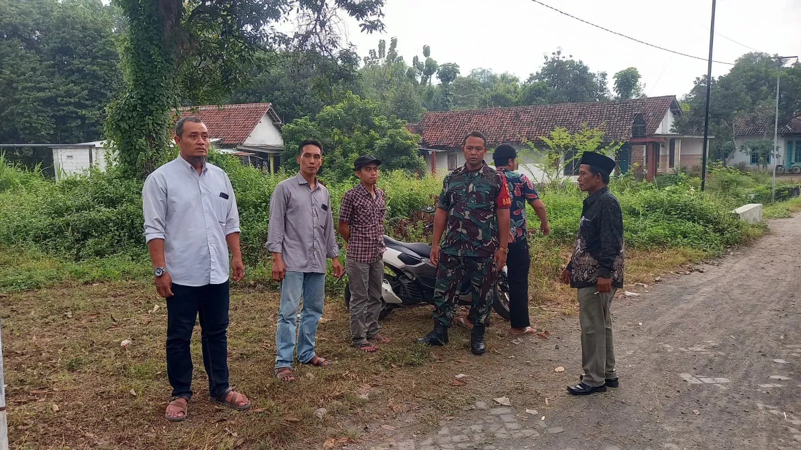 Serda Budiono Komsos dengan Warga Desa Tambar