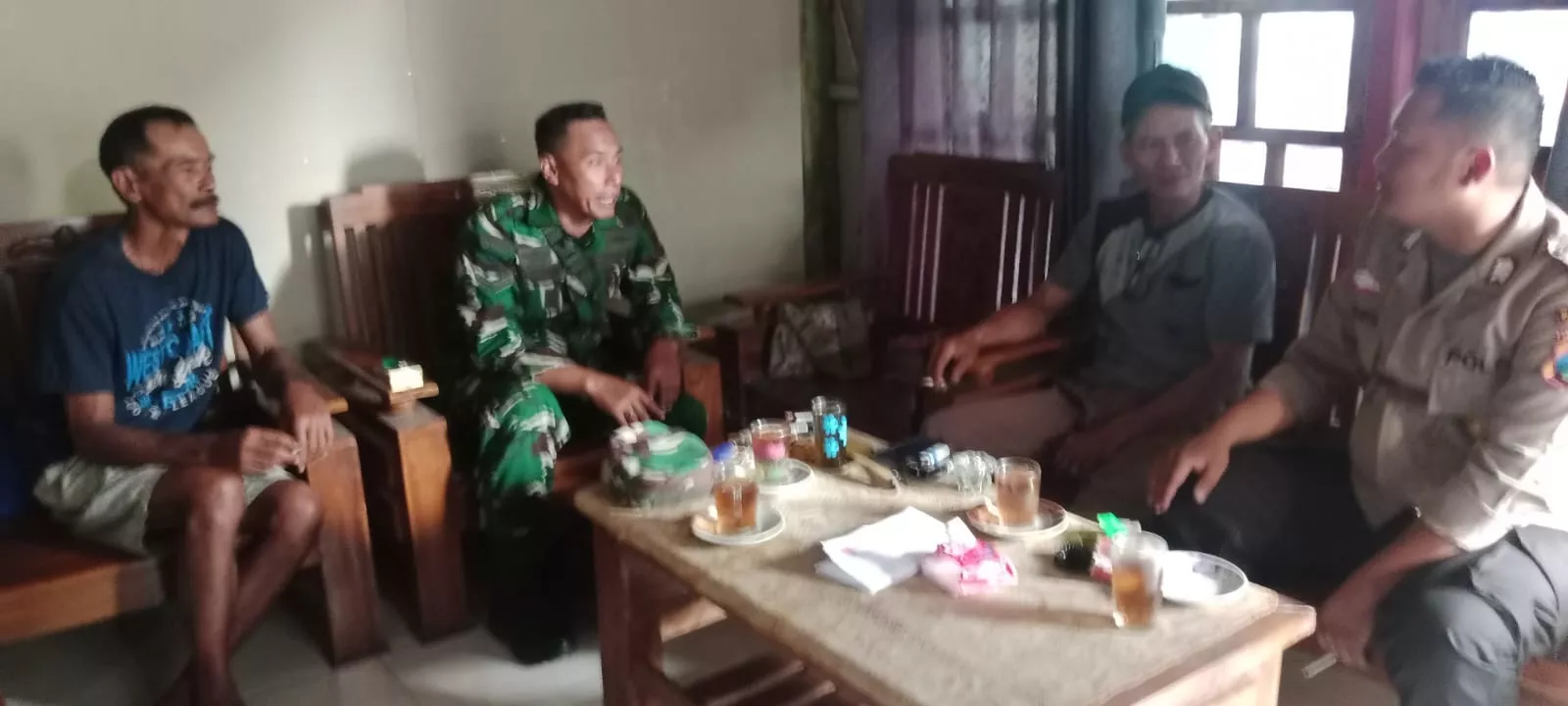 Babinsa Mojowarno Intensifkan Komsos di Desa Pengaron