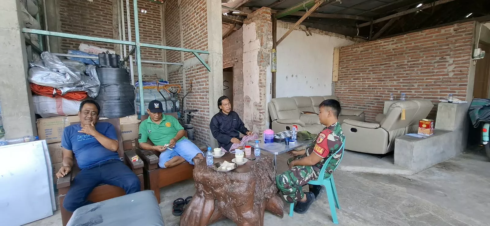 Babinsa Tembelang Imbau Pengepul Barang Bekas Jaga Kebersihan