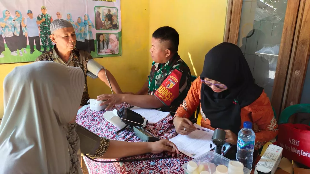 Babinsa Mojowarno Dampingi Posyandu Lansia di Desa Gedangan