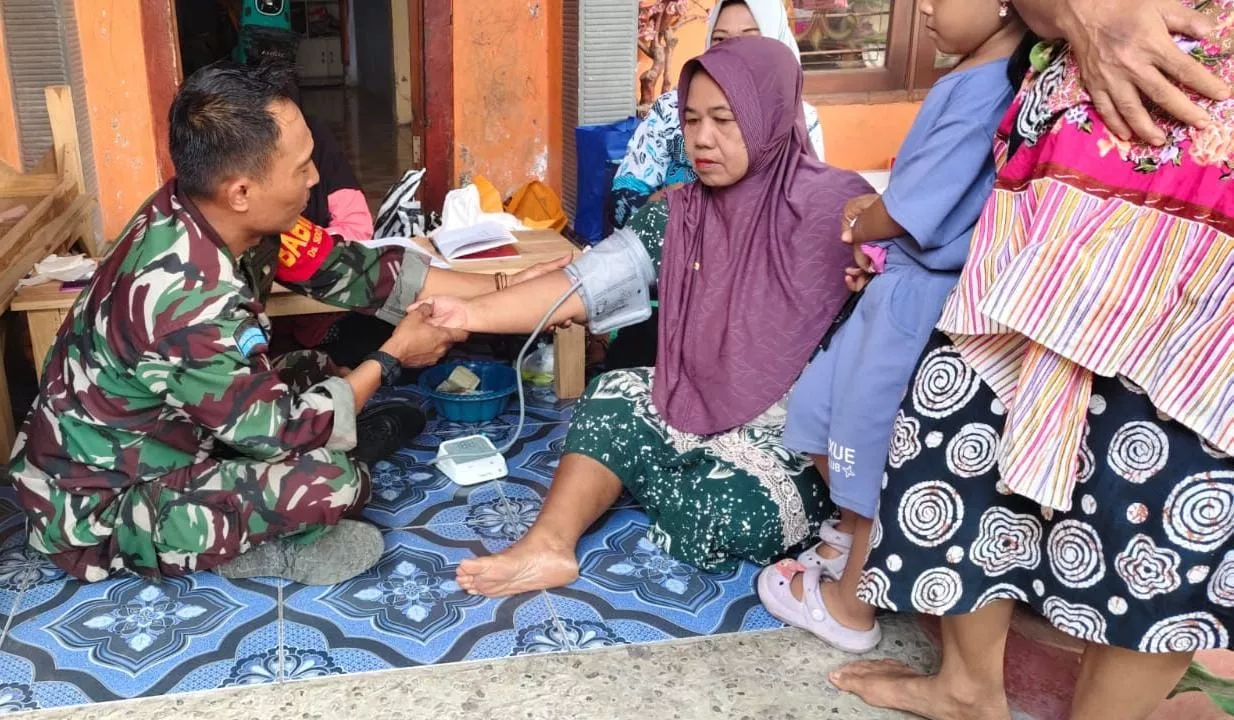 Koptu Heru Bantu Pemeriksaan Kesehatan 10 Warga Desa Klitih