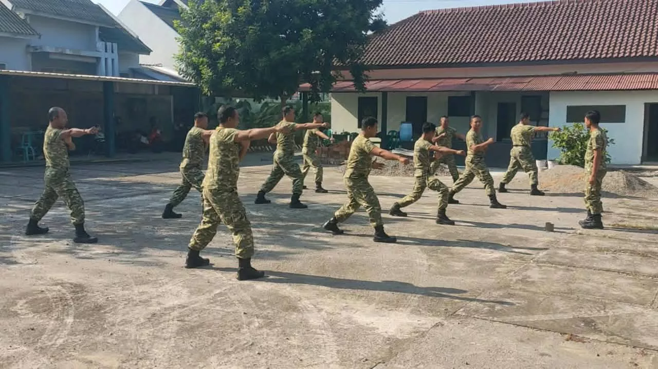 Koramil Sumobito Gelar Latihan Rutin Pencak Silat Militer