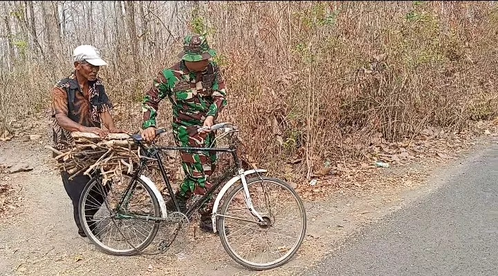 Anggota Satgas TMMD ke-130 Bantu Warga Cari Kayu Bakar di Jombang