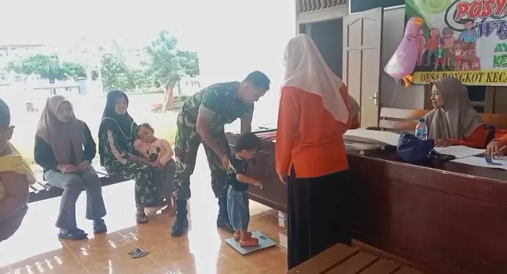 Sertu Supriyono Dampingi Kegiatan Posyandu Balita