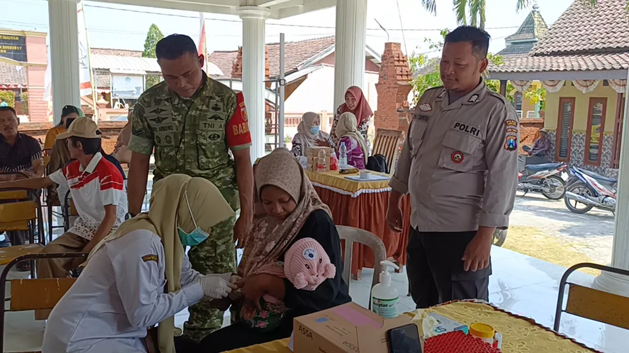 Babinsa Mojowarno Dampingi Cek Kesehatan Gratis di Desa Sukomulyo