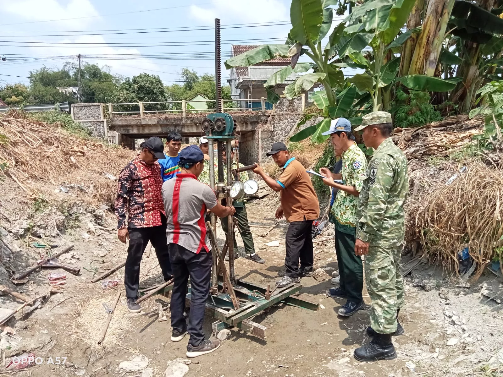 Babinsa Kabuh Dampingi Pengukuran Tanah di Karangpakis