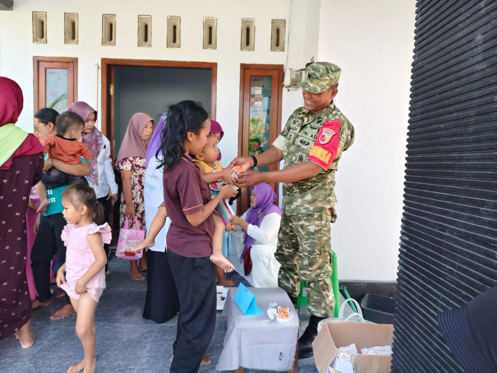 Babinsa Tembelang Dampingi Posyandu Balita di Desa Kepuhdoko