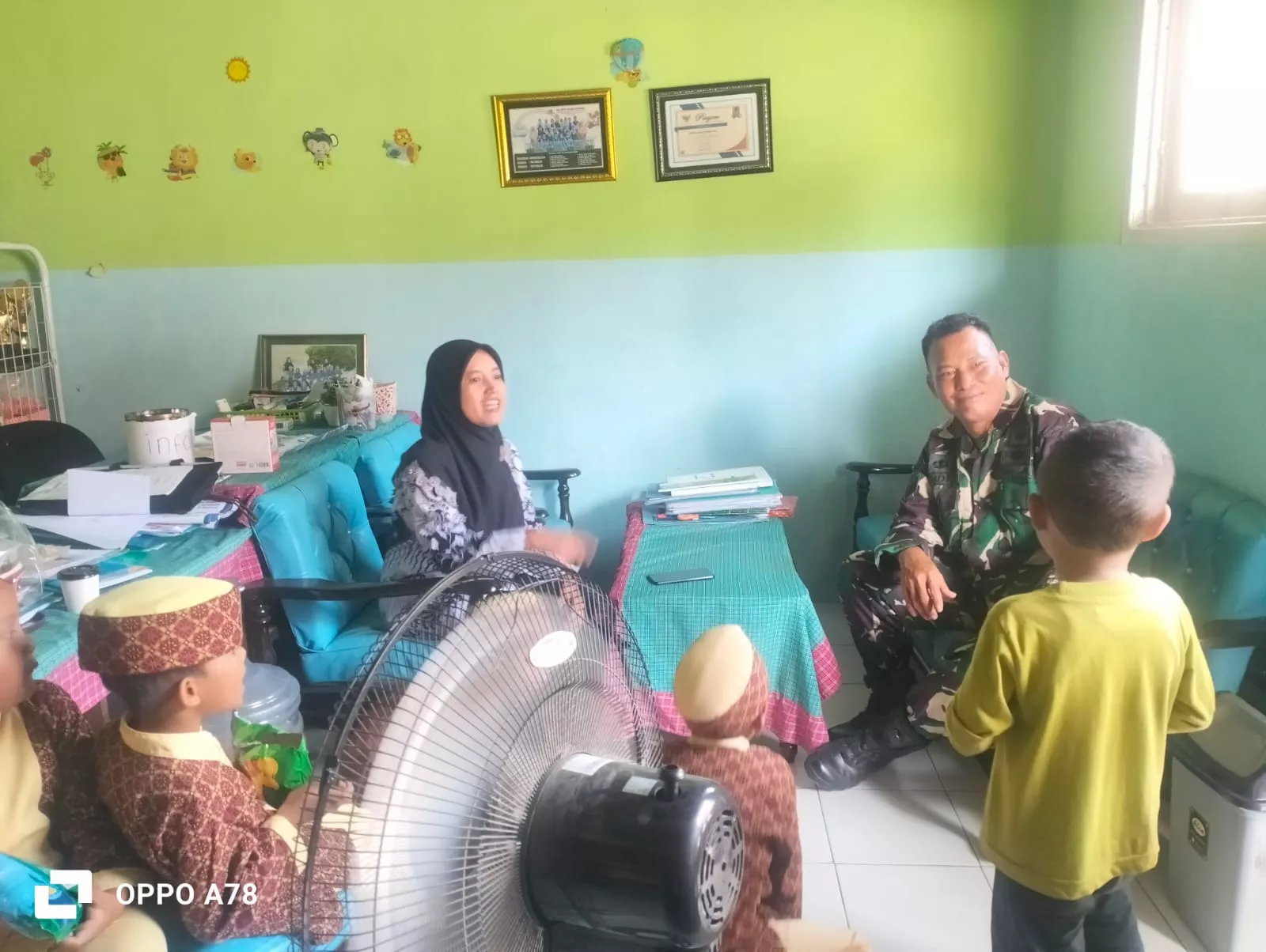 Babinsa Diwek Komsos dengan Guru TK Tunas Harapan Pundong
