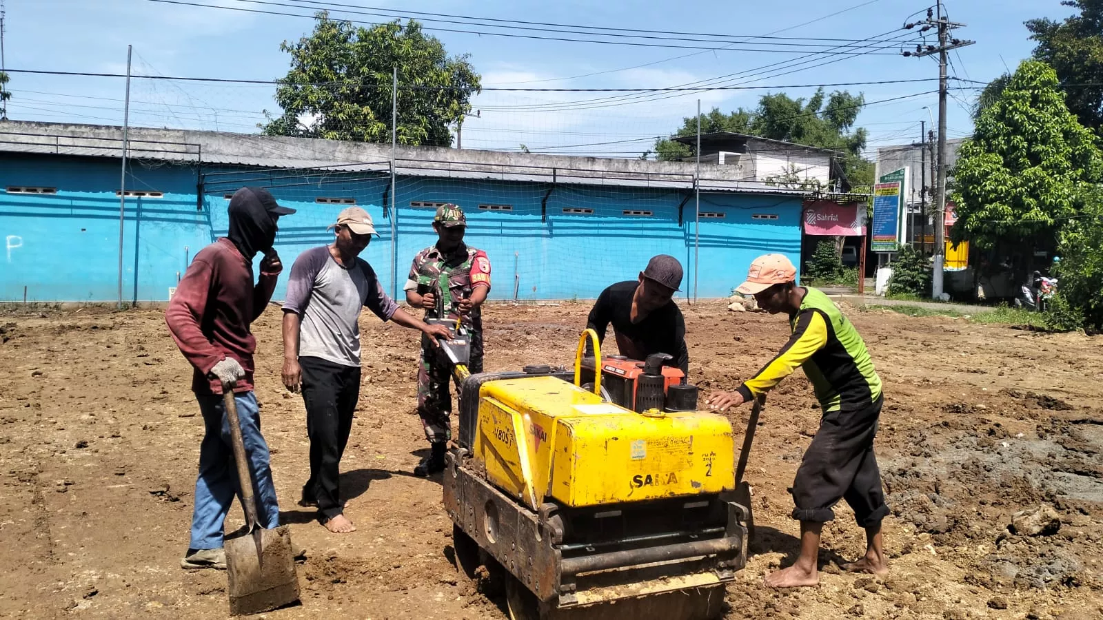 Babinsa Mojoagung Bantu Warga Bangun Lapangan Voli