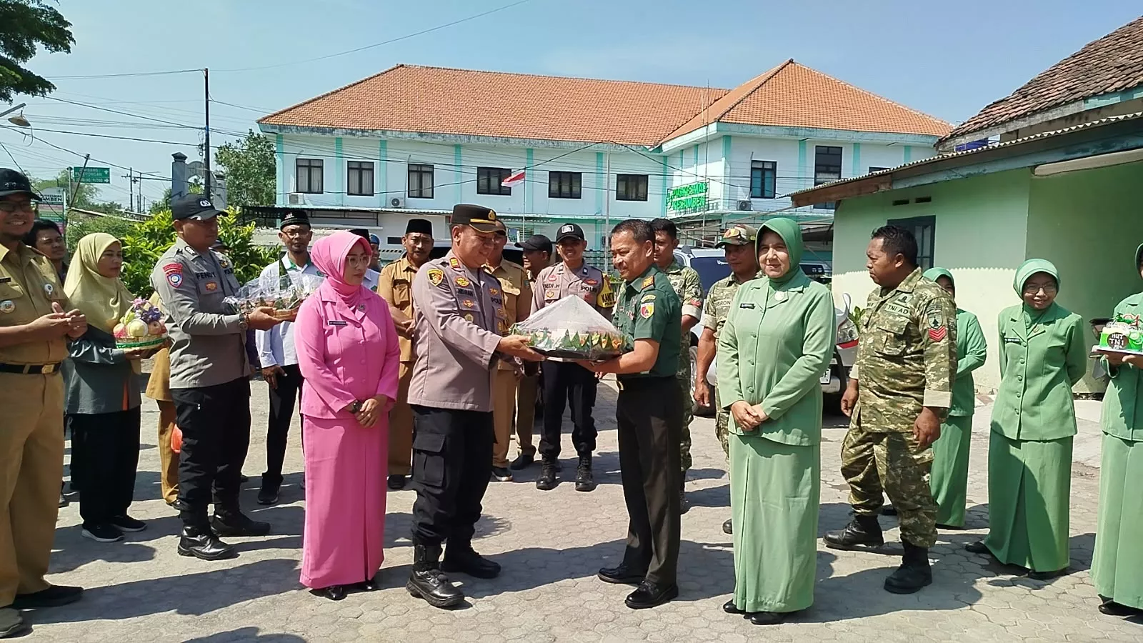 Polsek Kesamben Beri Ucapan HUT TNI ke-81 ke Koramil