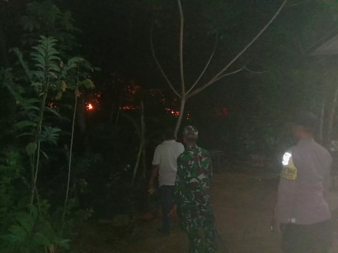 Serka Nursai dan Warga Padamkan Kebakaran Rumpun Bambu di Jombang