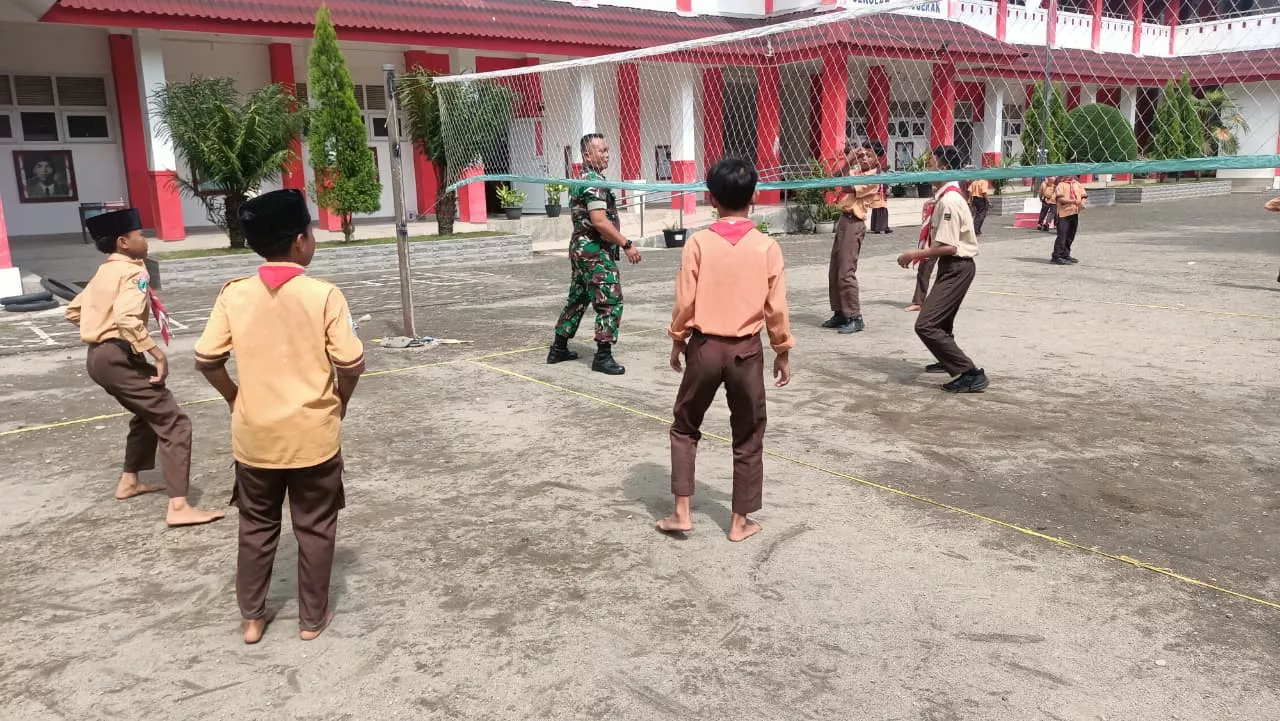 Babinsa Mojowarno Ajak Pelajar Bermain Voli untuk Jaga Kebugaran