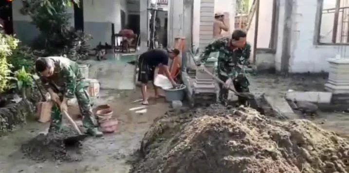 Babinsa dan Warga Brodot Gotong Royong Perbaiki Rumah