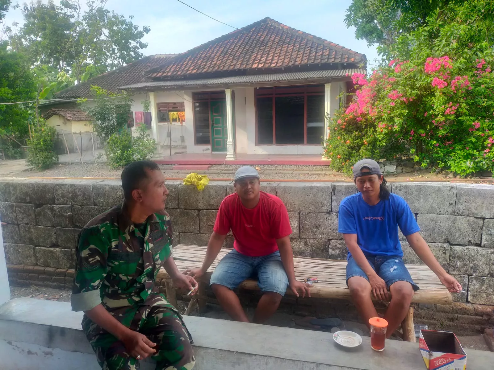 Babinsa Koramil Kabuh Perkuat Sinergitas dengan Warga Banjardowo