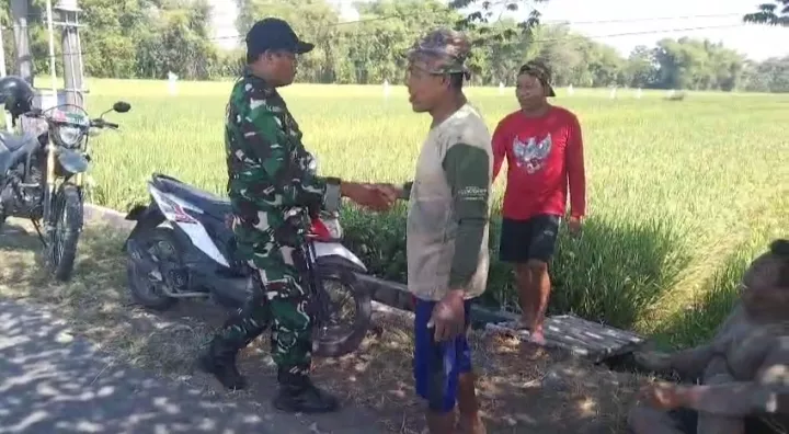 Babinsa Peterongan Komsos dengan Petani Desa Kepuh Kembeng