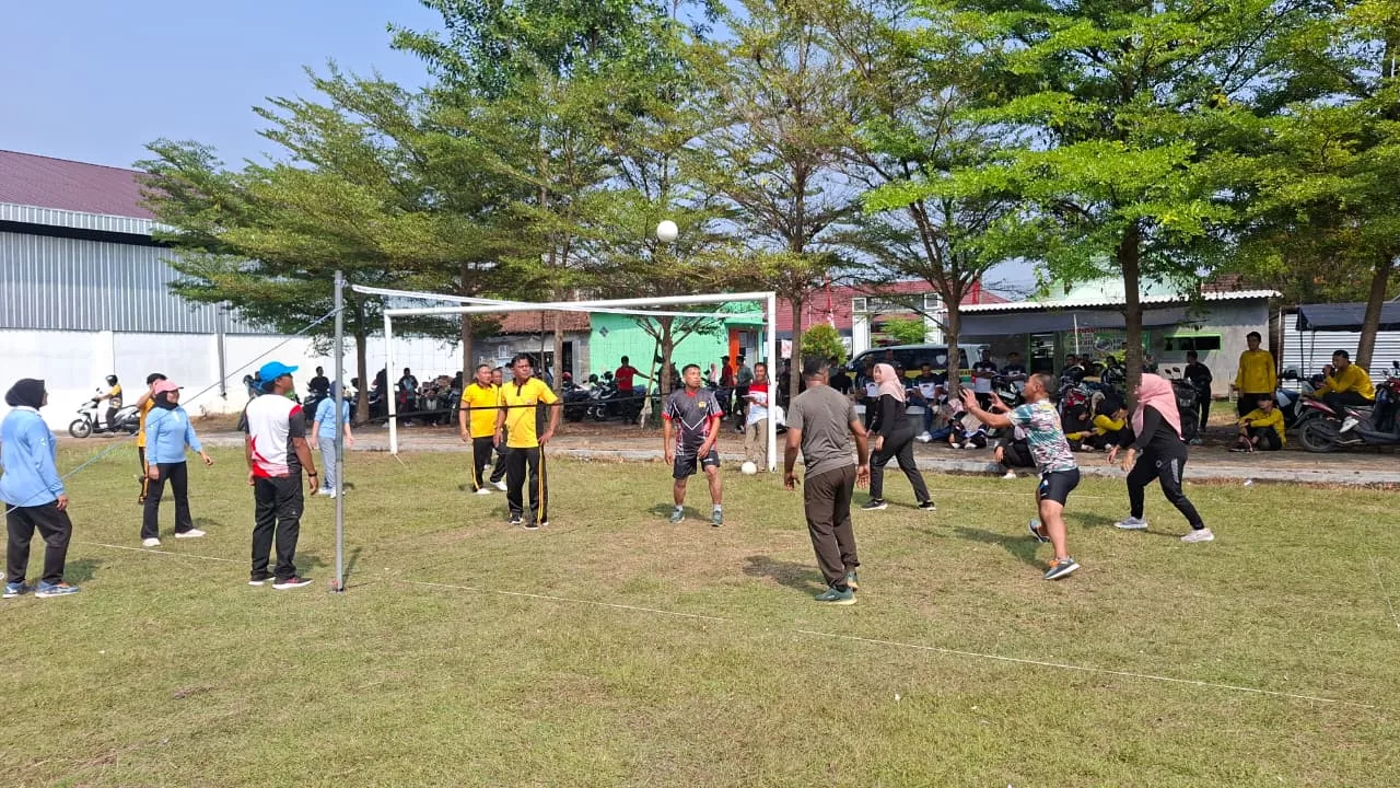 Momentum HUT Kemerdekaan, Koramil Gudo dan Polsek Meriahkan Lomba Voli