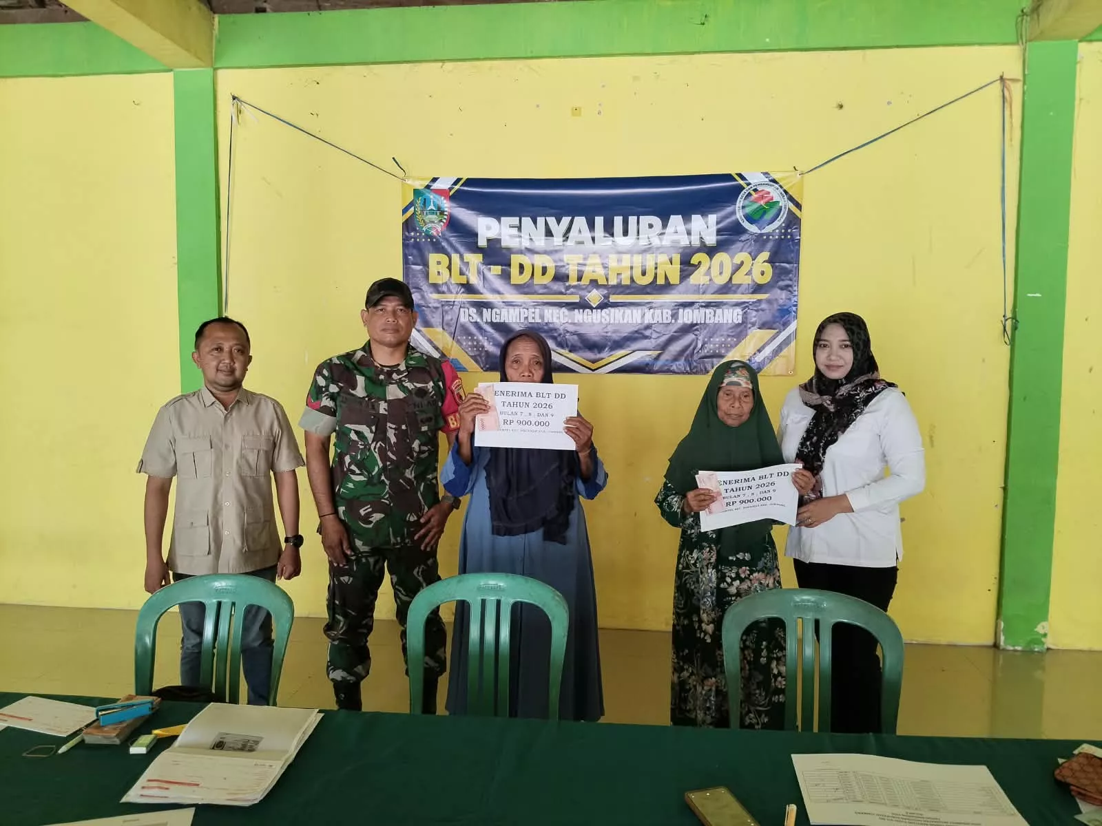 Babinsa Koramil Kudu Kawal Penyaluran BLT-DD di Desa Ngampel